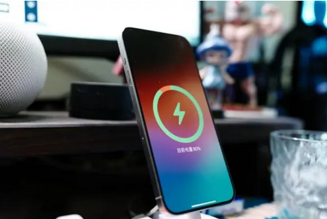 霍邱苹果15换屏服务分享用什么充电器给iPhone15充电更好 